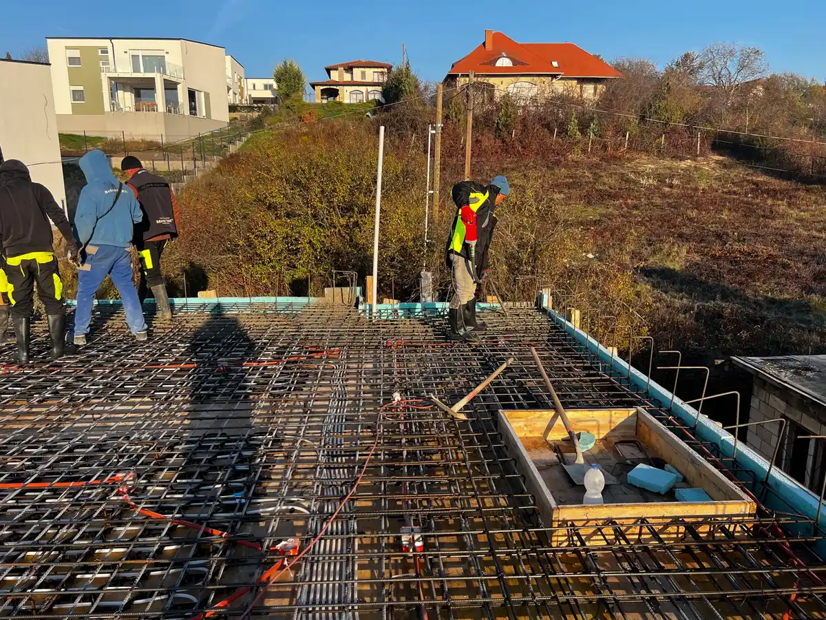 Födém vasalása betonozás előtt: acél betonacél-háló és kereszttartók egy családi ház kivitelezésénél