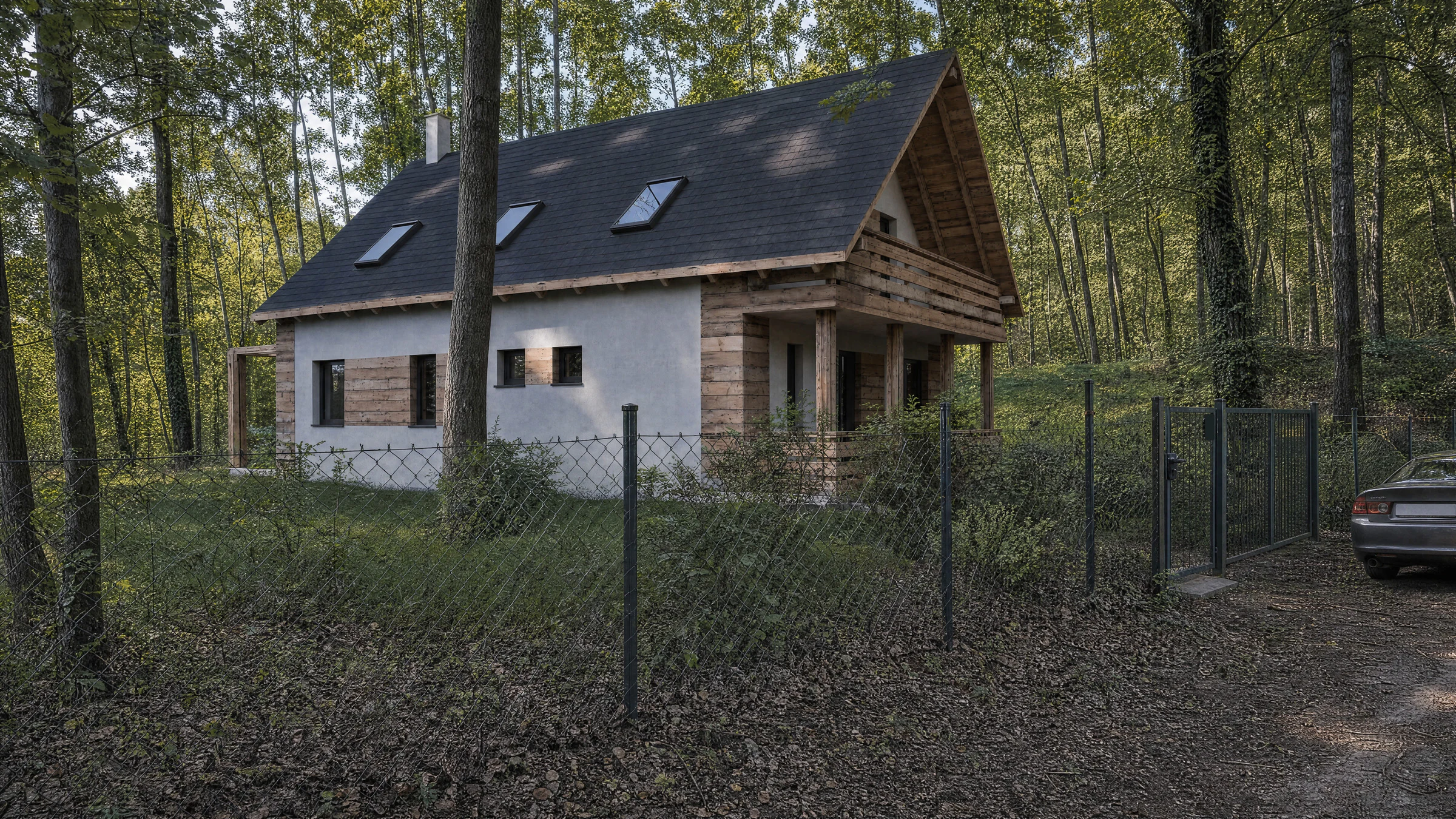 A Doppio kétszintes, nyeregtetős tömege az erdei telek és a kerítés felől.